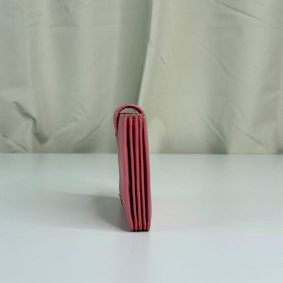 Prada Pink Saffiano Leather Wallet - Elegant Classic Design with Branding - Picture 2 of 6